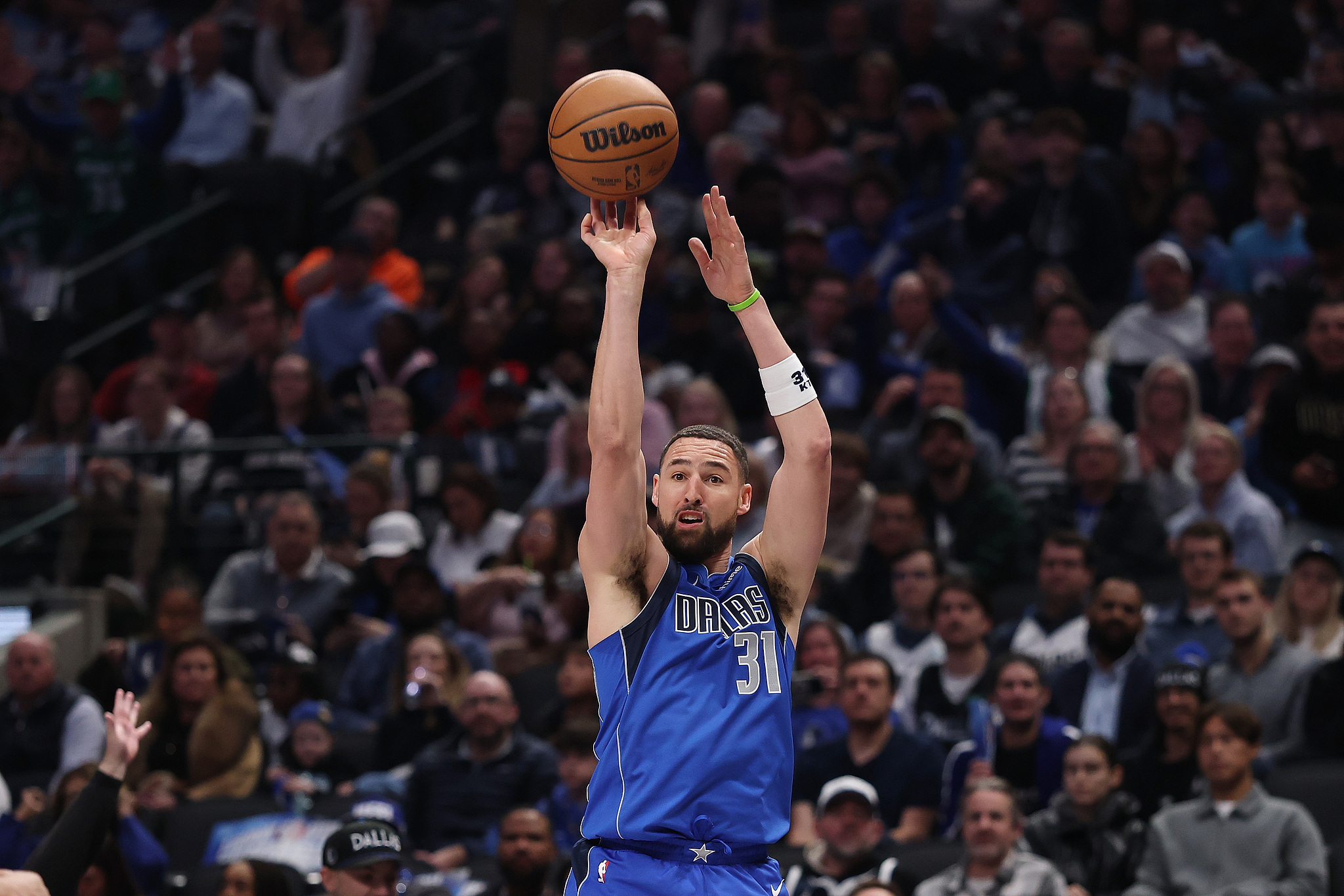 凤凰体育-克莱26+6三分命中数里程碑 独行侠主场大胜爵士